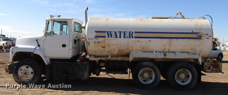 image for item DB6924 1996 Ford L9000 tank truck
