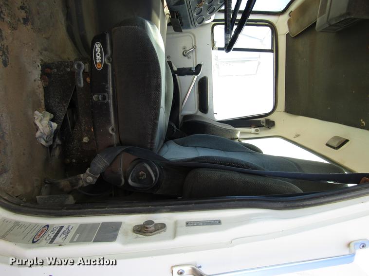 image for item DB6924 1996 Ford L9000 tank truck