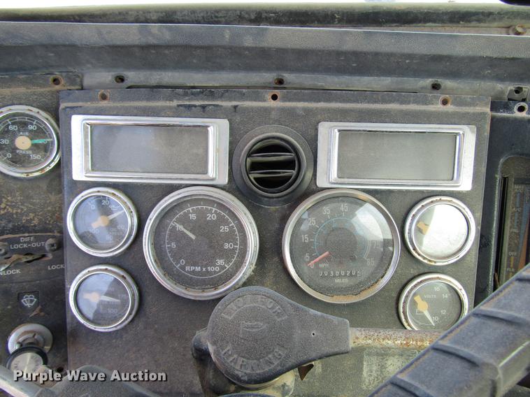 image for item DB6924 1996 Ford L9000 tank truck