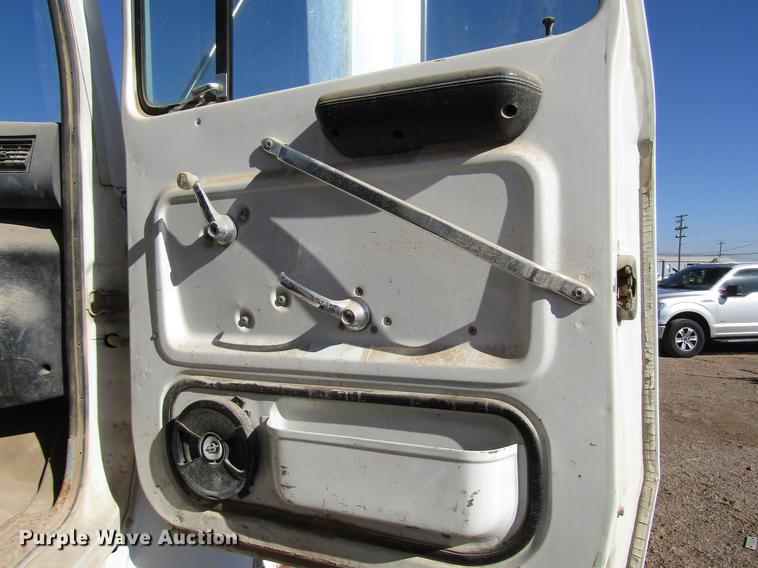 image for item DB6924 1996 Ford L9000 tank truck