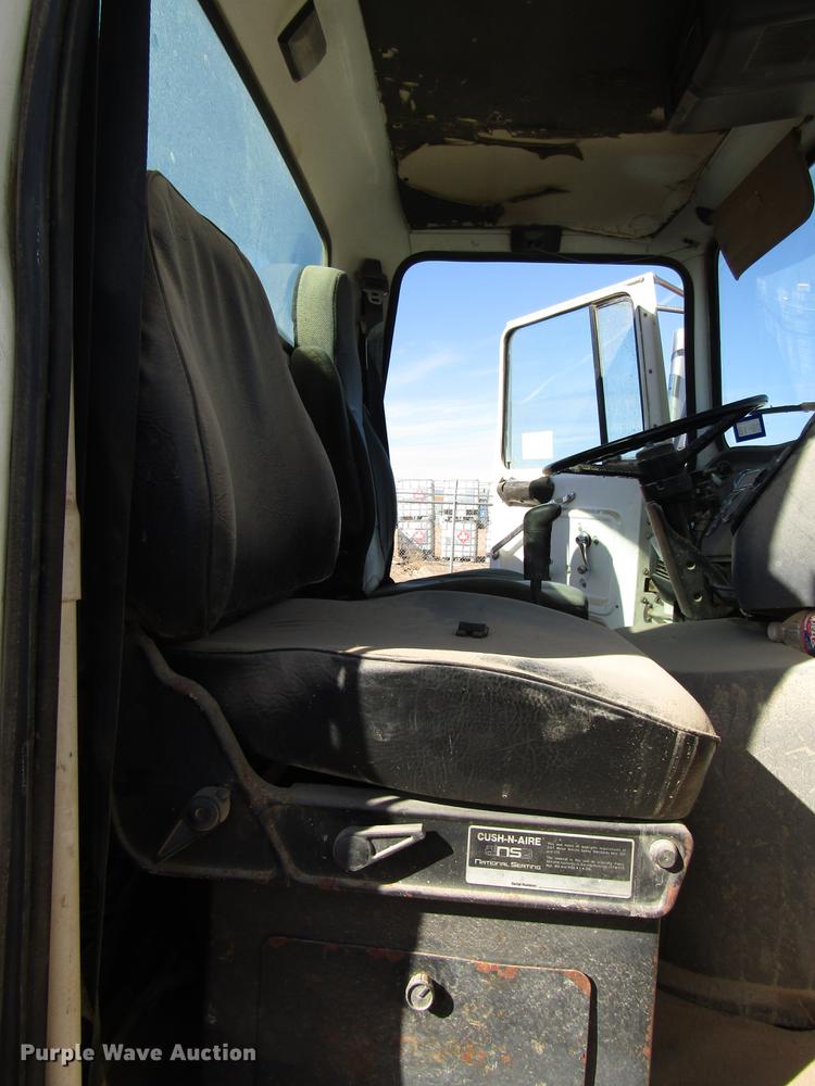 image for item DB6924 1996 Ford L9000 tank truck