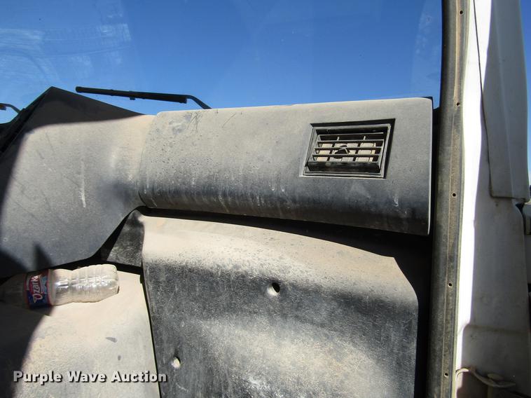 image for item DB6924 1996 Ford L9000 tank truck