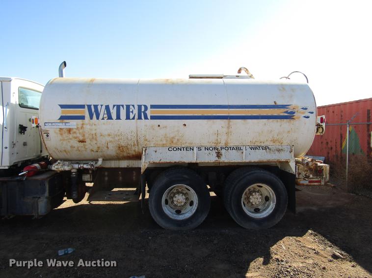 image for item DB6924 1996 Ford L9000 tank truck