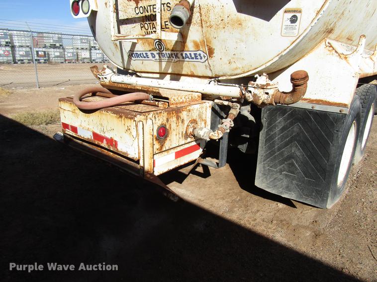 image for item DB6924 1996 Ford L9000 tank truck