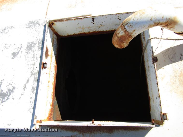 image for item DB6924 1996 Ford L9000 tank truck