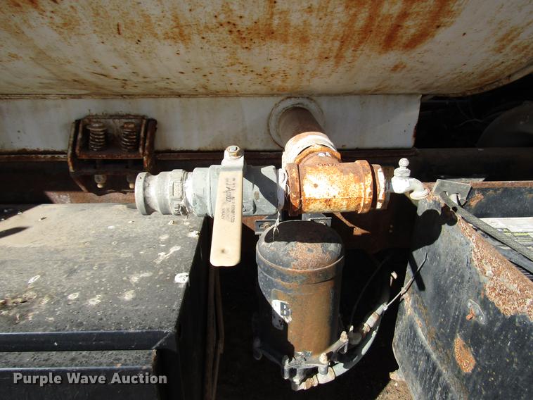 image for item DB6924 1996 Ford L9000 tank truck