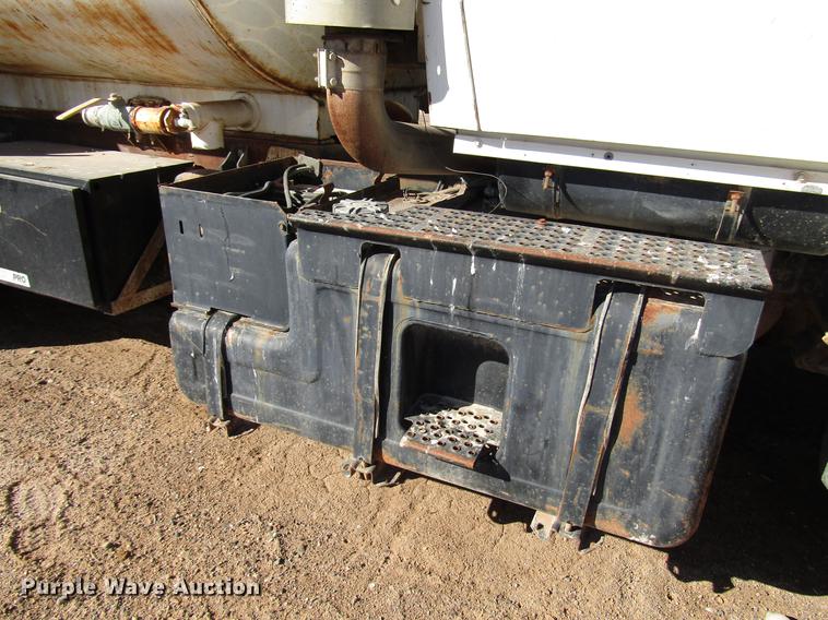 image for item DB6924 1996 Ford L9000 tank truck