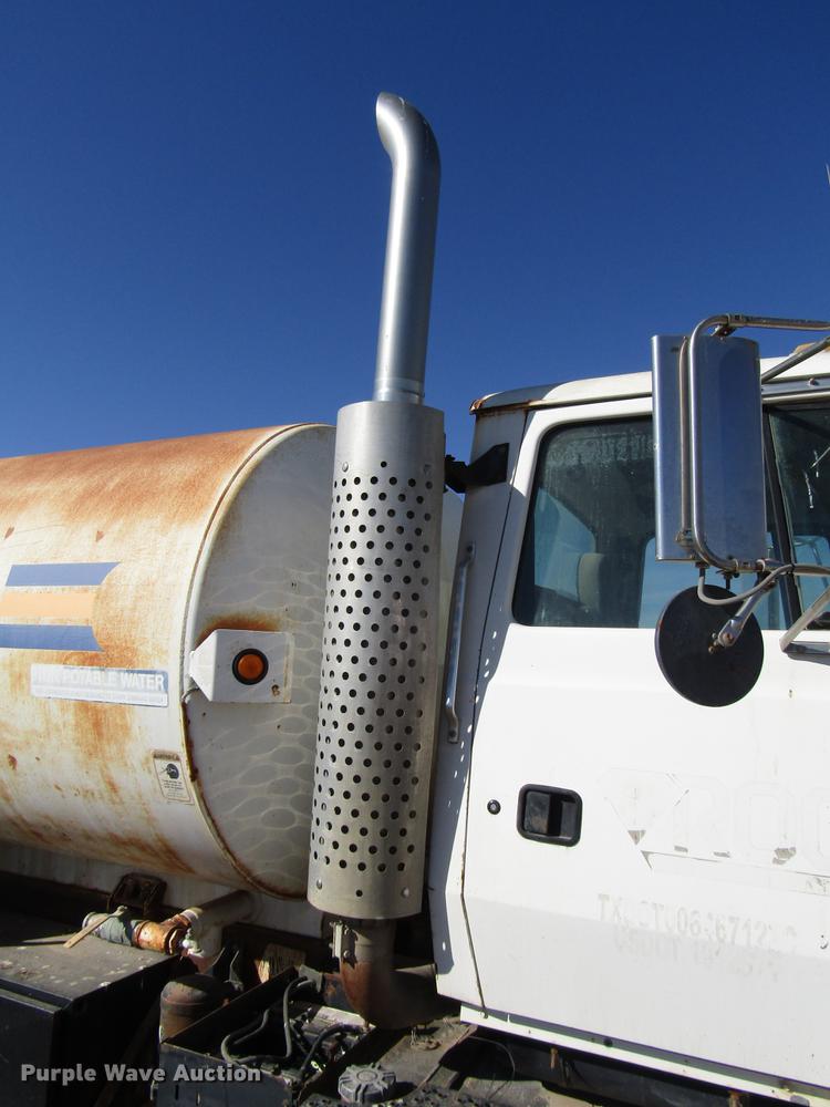 image for item DB6924 1996 Ford L9000 tank truck