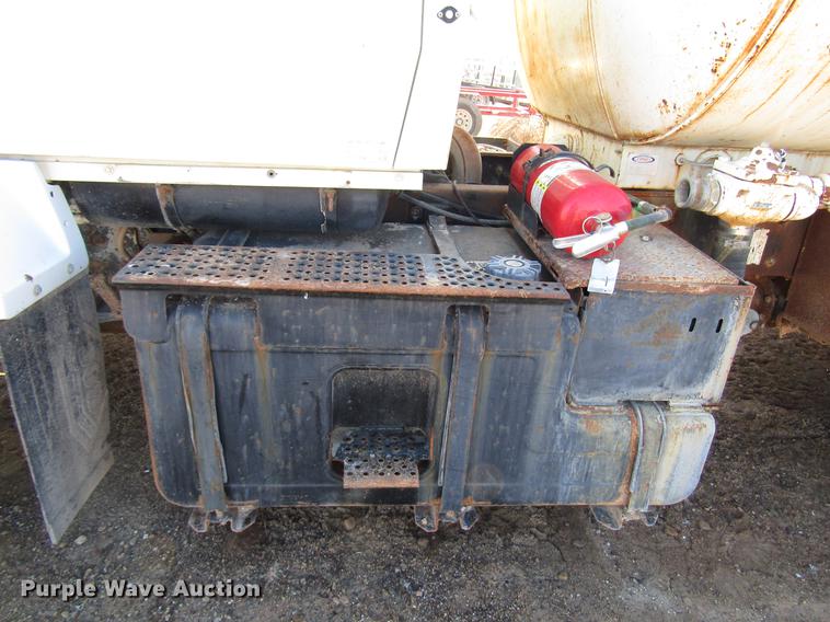 image for item DB6924 1996 Ford L9000 tank truck
