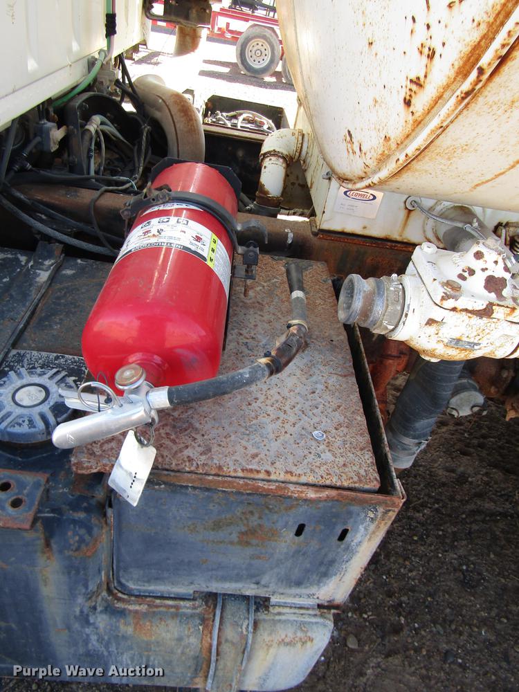 image for item DB6924 1996 Ford L9000 tank truck