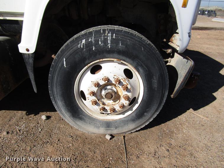 image for item DB6924 1996 Ford L9000 tank truck