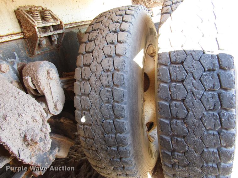 image for item DB6924 1996 Ford L9000 tank truck