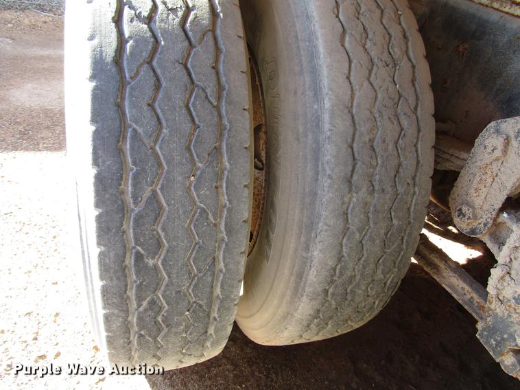 image for item DB6924 1996 Ford L9000 tank truck