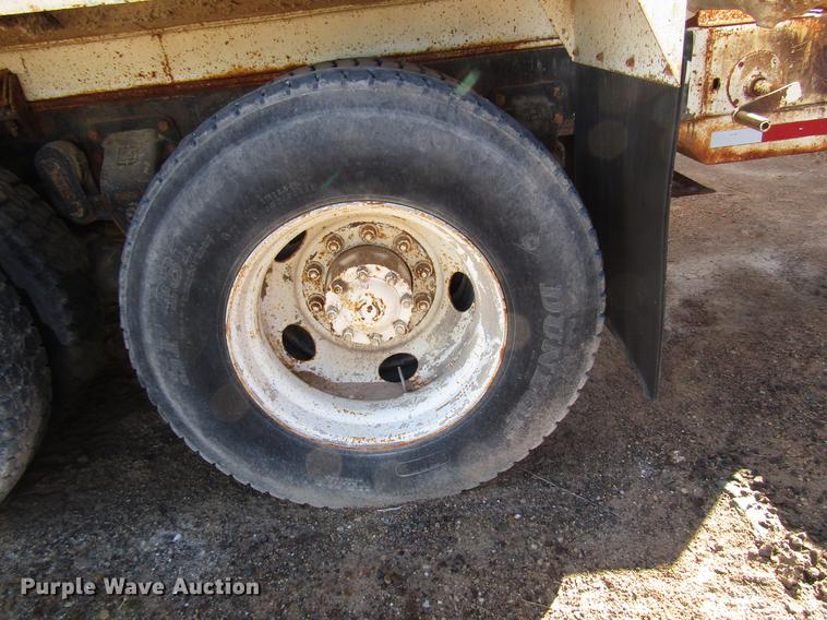 image for item DB6924 1996 Ford L9000 tank truck