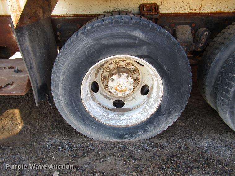 image for item DB6924 1996 Ford L9000 tank truck