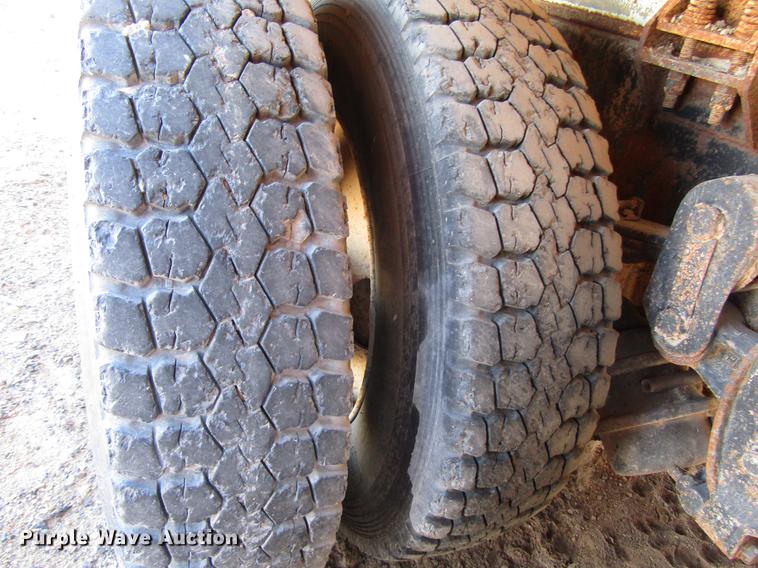 image for item DB6924 1996 Ford L9000 tank truck