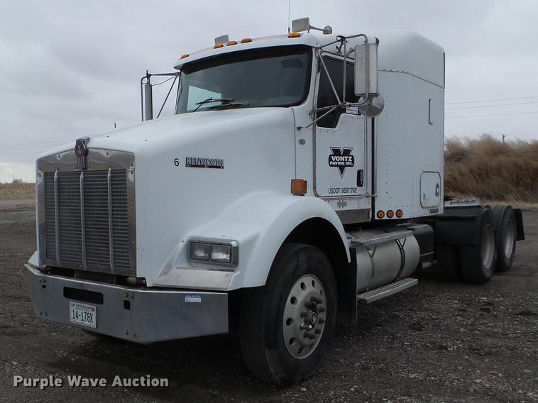 image for item DC4692 2003 Kenworth T800 semi truck