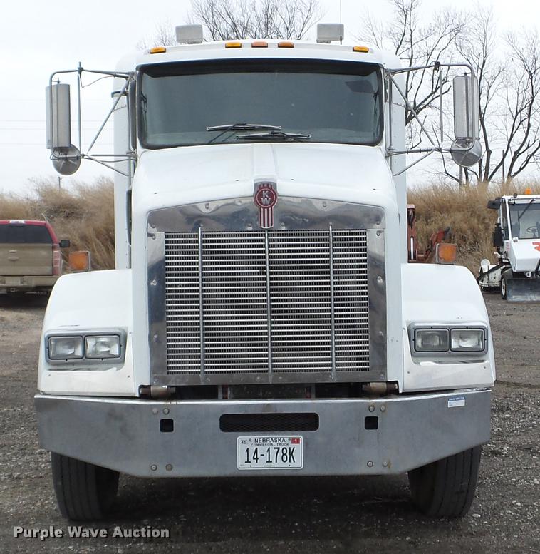 image for item DC4692 2003 Kenworth T800 semi truck