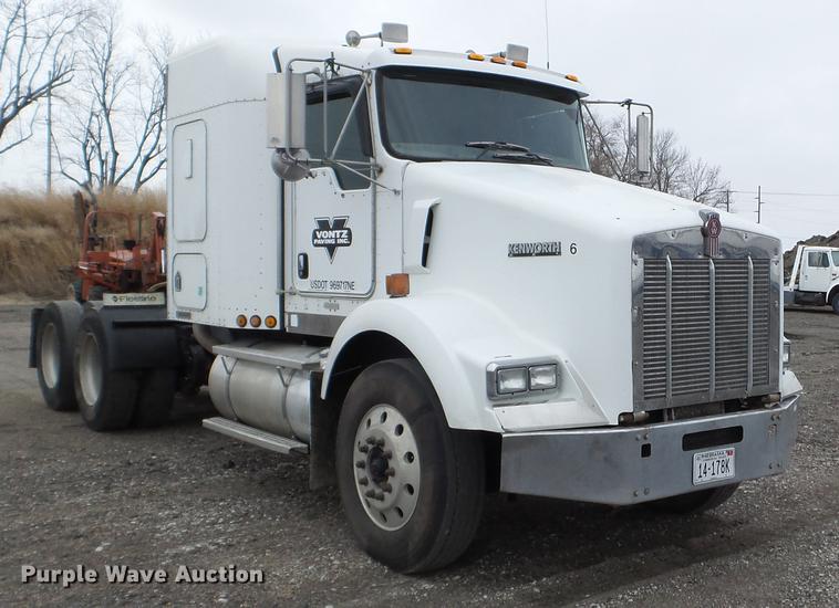 image for item DC4692 2003 Kenworth T800 semi truck