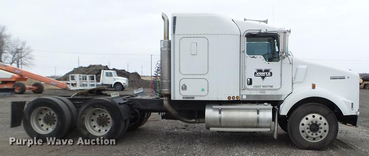 image for item DC4692 2003 Kenworth T800 semi truck