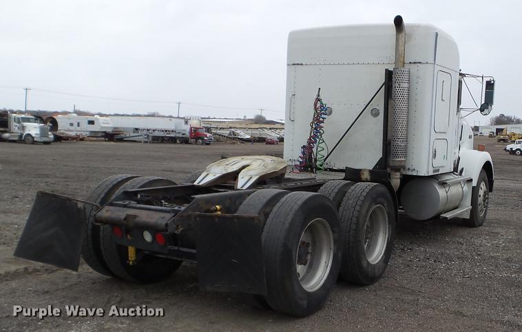 image for item DC4692 2003 Kenworth T800 semi truck