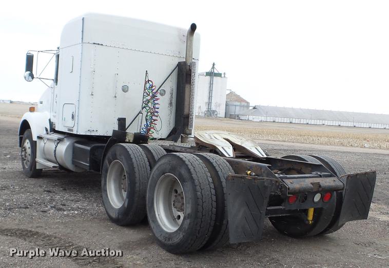 image for item DC4692 2003 Kenworth T800 semi truck
