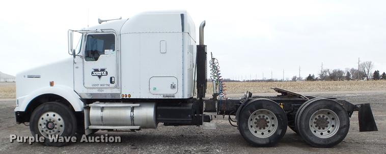 image for item DC4692 2003 Kenworth T800 semi truck