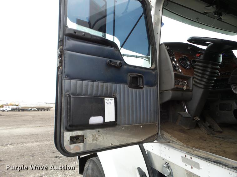 image for item DC4692 2003 Kenworth T800 semi truck