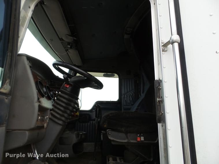 image for item DC4692 2003 Kenworth T800 semi truck