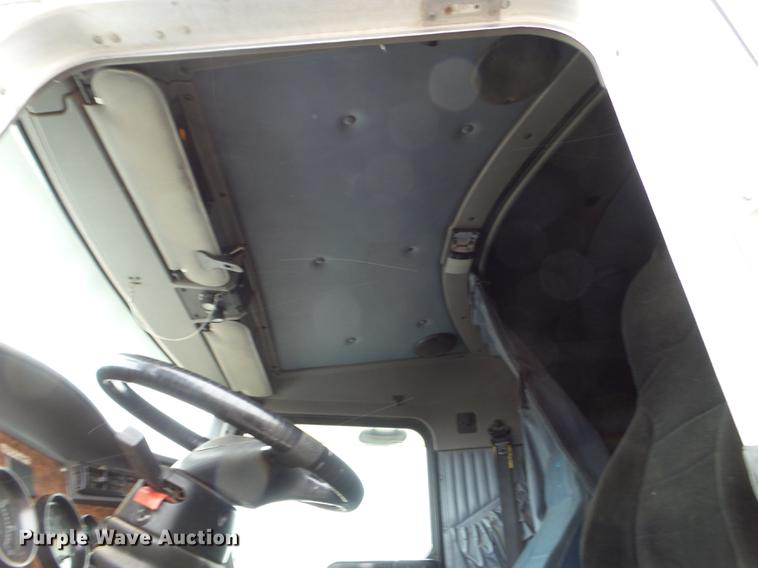 image for item DC4692 2003 Kenworth T800 semi truck