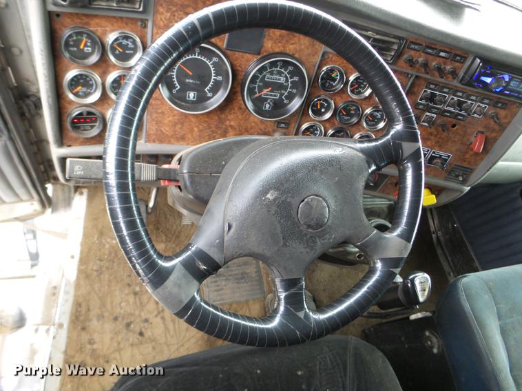 image for item DC4692 2003 Kenworth T800 semi truck