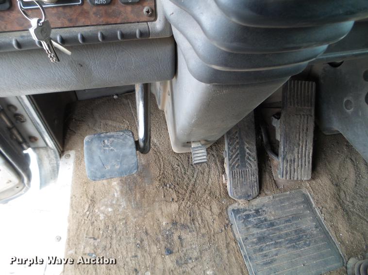 image for item DC4692 2003 Kenworth T800 semi truck