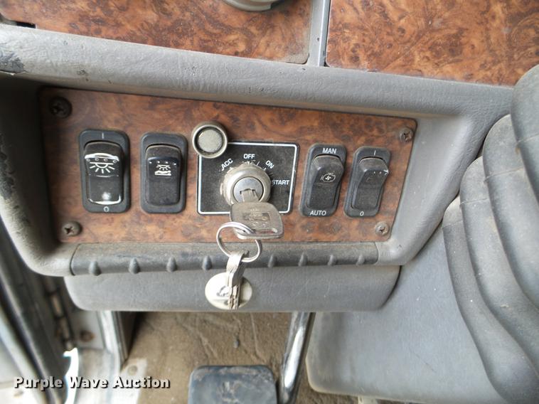 image for item DC4692 2003 Kenworth T800 semi truck