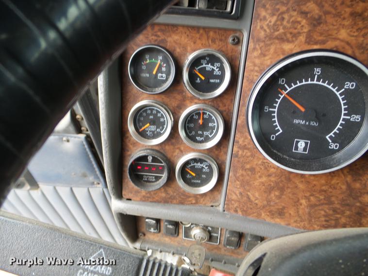 image for item DC4692 2003 Kenworth T800 semi truck