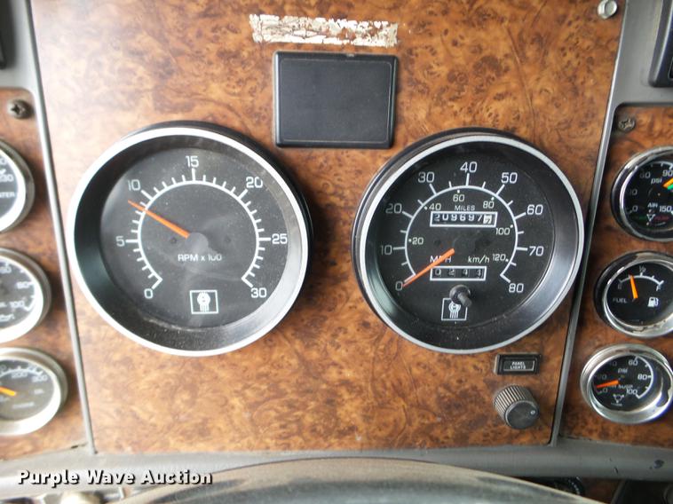 image for item DC4692 2003 Kenworth T800 semi truck