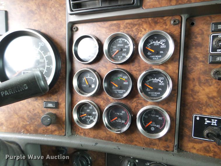 image for item DC4692 2003 Kenworth T800 semi truck