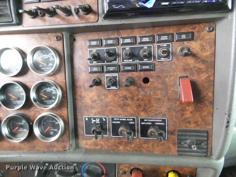 image for item DC4692 2003 Kenworth T800 semi truck