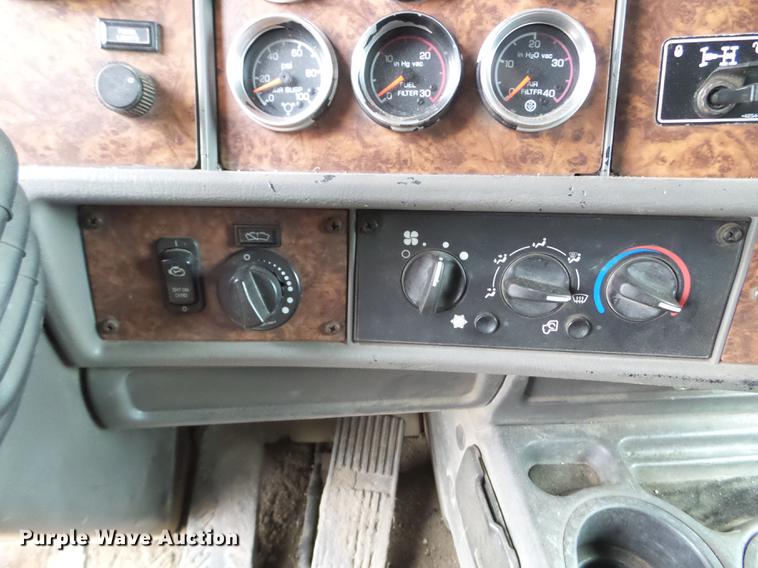 image for item DC4692 2003 Kenworth T800 semi truck