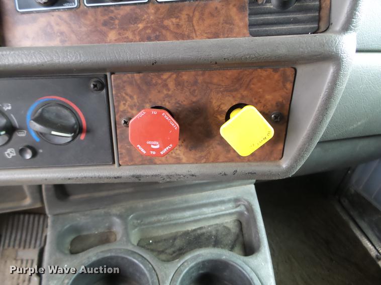 image for item DC4692 2003 Kenworth T800 semi truck