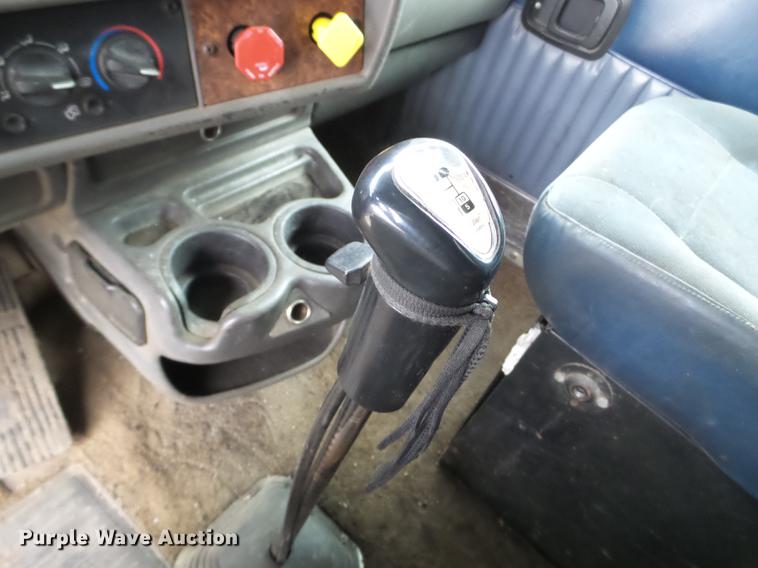 image for item DC4692 2003 Kenworth T800 semi truck