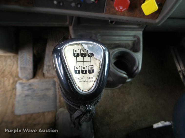 image for item DC4692 2003 Kenworth T800 semi truck