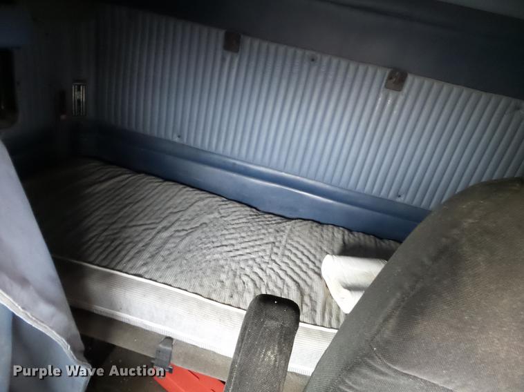 image for item DC4692 2003 Kenworth T800 semi truck