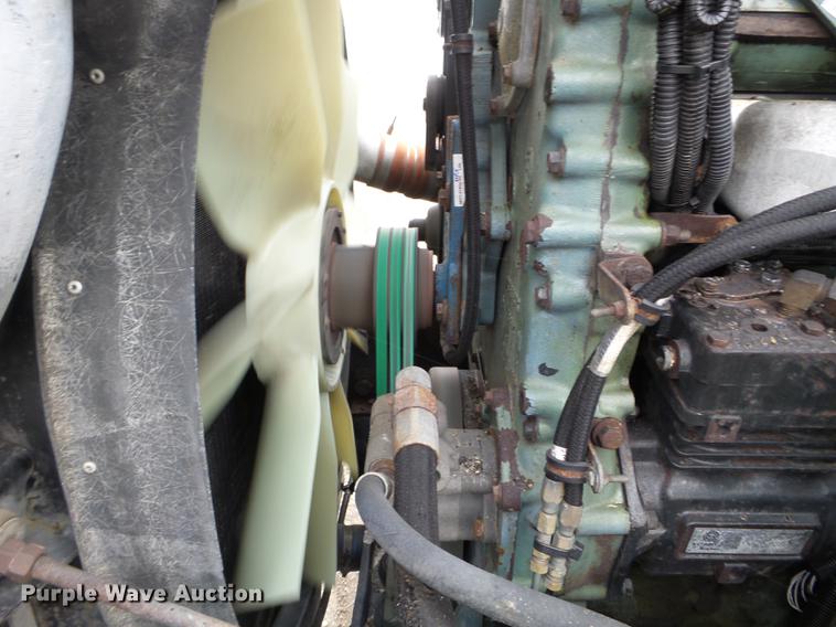 image for item DC4692 2003 Kenworth T800 semi truck