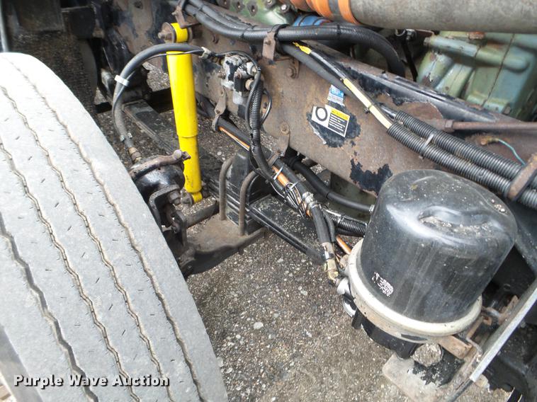 image for item DC4692 2003 Kenworth T800 semi truck