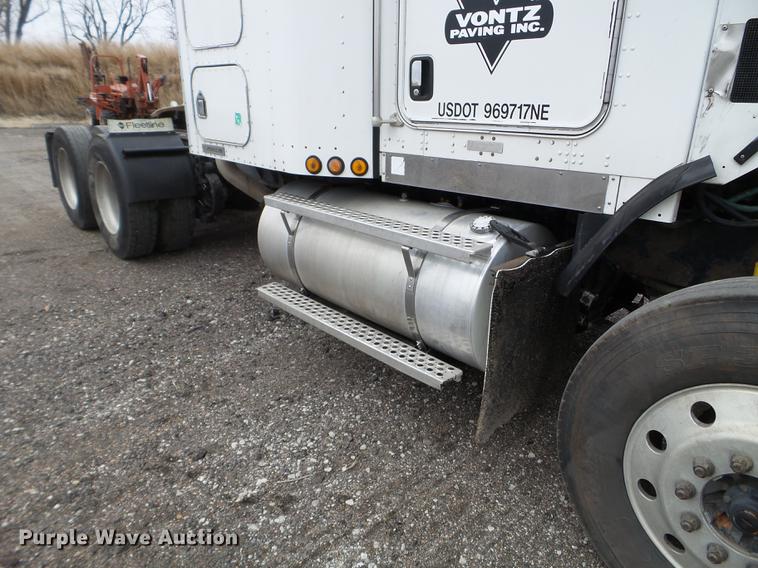 image for item DC4692 2003 Kenworth T800 semi truck