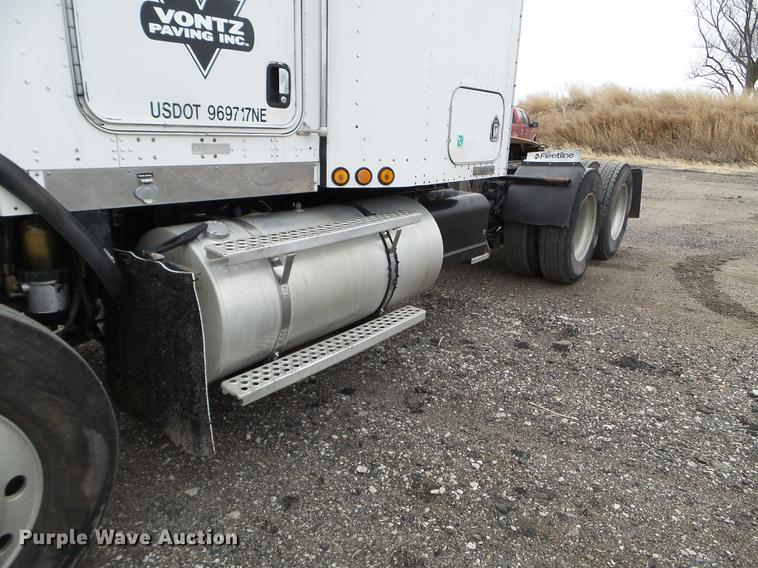 image for item DC4692 2003 Kenworth T800 semi truck