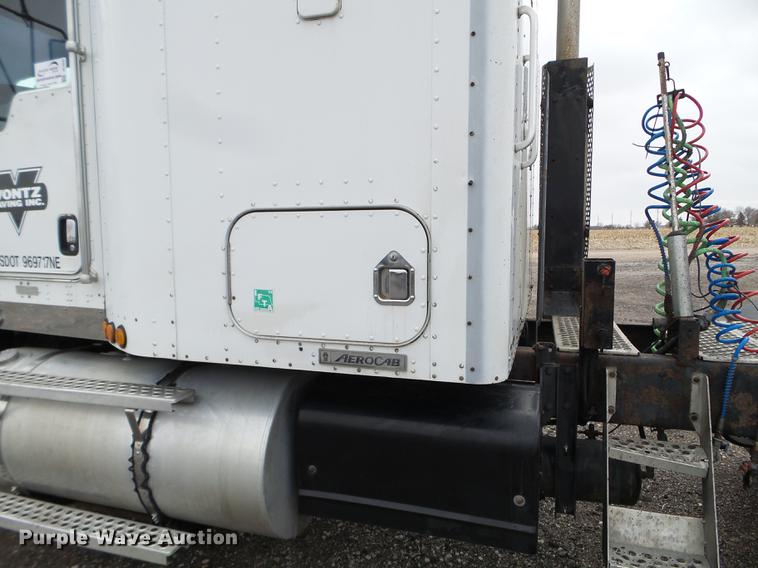 image for item DC4692 2003 Kenworth T800 semi truck