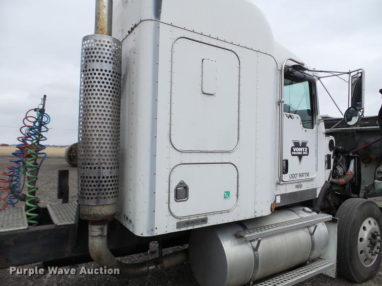 image for item DC4692 2003 Kenworth T800 semi truck