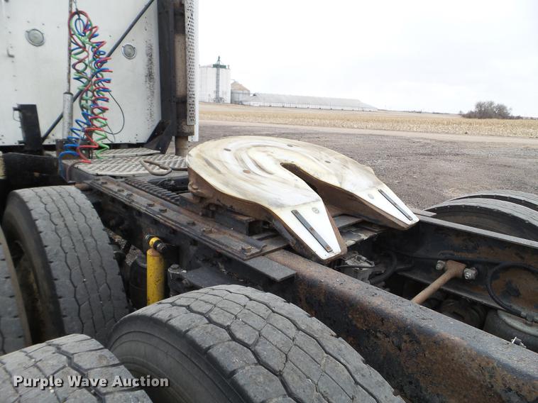 image for item DC4692 2003 Kenworth T800 semi truck