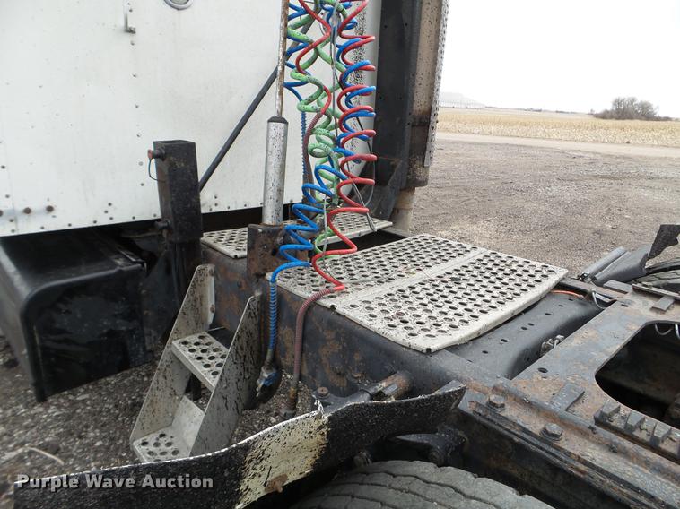 image for item DC4692 2003 Kenworth T800 semi truck